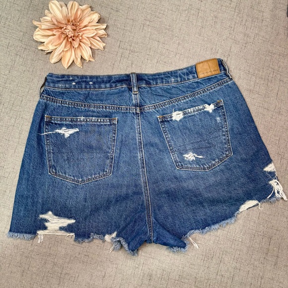 American Eagle Mom Jean Shorts Distressed Ripped Denim Size 14 - Picture 4 of 8